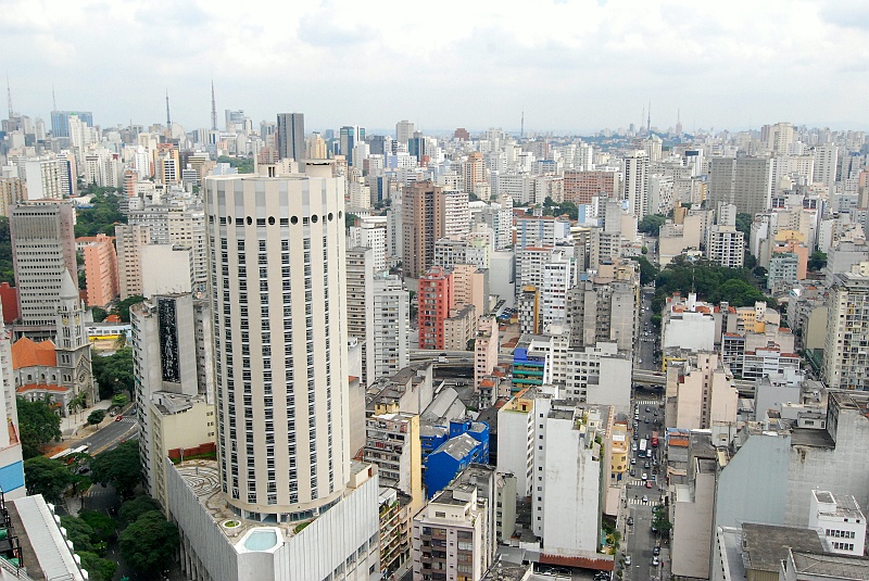 Laura i Astronom_super.JPG - Sao Paolo - bardzo dziwne miasto. Przy pewnym sposobie patrzenia nasza Warszawa nie dorasta mu do pięt rozmachem, wysokością, ale i jakością budynków. (Zdjęcie: Laura i Astronom)